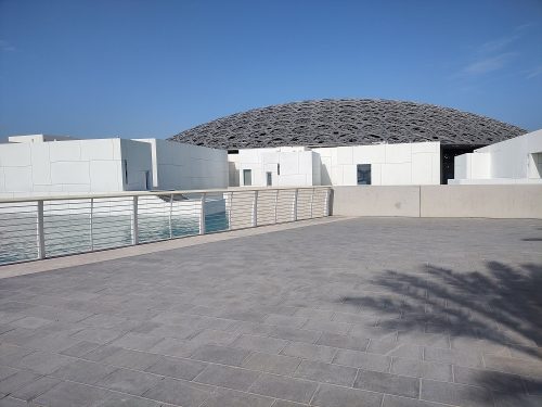 La costruzione del Louvre Abu Dhabi è iniziata nel 2007, conclusa nel 2017. Costo totale dell'opera 800 milioni di dollari, finanziati dagli Emirati Arabi. Nel 2023 ha registrato 1,2 milioni di visitatori