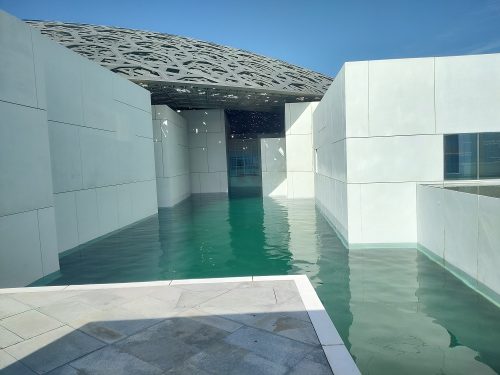 Il Louvre fluttua tra cielo e mare, progettato dall'architetto francese Jean Nouvel. Il design si ispira alla cultura islamica, con un'architettura che fonde antico e moderno