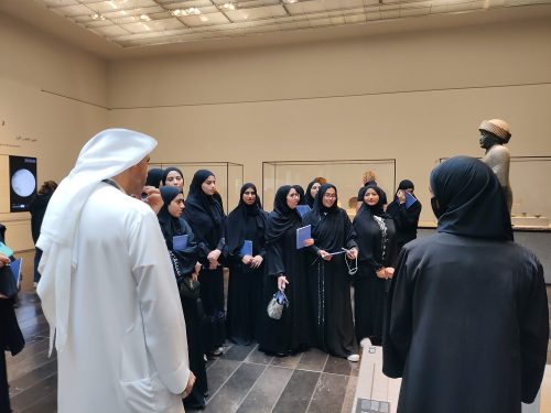 Visita di una scuola di ragazze arabe