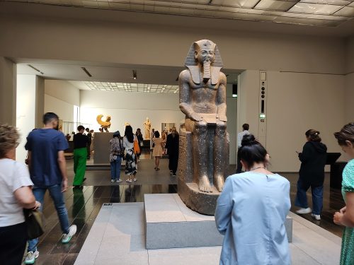 Sono 8000 le opere esposte, raccolte nelle sale per soggetti ed epoche storiche, non per artisti. Pochi i quadri