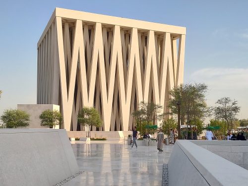 Tre strutture identiche nelle dimensioni, ma diverse in facciate e interni. Colonne per la chiesa dedicata a San Francesco e le sette arcate della moschea
