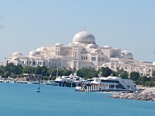 Tra gli incredibili edifici di Abu Dabhi non poteva mancare il palazzo dell'emiro con porto e yatch annessi