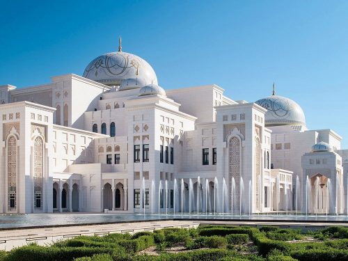 Costruito in marmo bianco e pietra, con elementi architettonici islamici tradizionali. L'interno del palazzo è decorato in modo sfarzoso con mosaici, stucchi e intarsi
