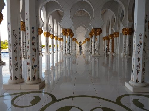 Le colonne esterne dei corridoi sono 990, realizzate in marmo bianco e decorate con intarsi di madreperla