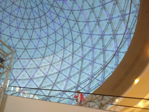 La cupola d'ingresso si accende di luci colorate