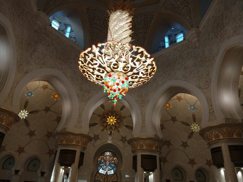 Il lampadario di cristalli colorati è il più grande al mondo, alto 15 metri pesa 12 tonnellate, costo totale oltre 10 milioni di dollari