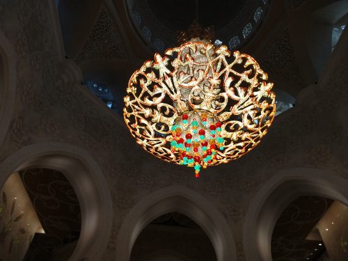 Progettato dall'architetto italiano Massimo Mariani è illuminato da 24 mila lampade