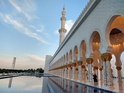 Quando il sole tramonta si accendono le luci e la Moschea diventa un palazzo da Mille e Una Notte