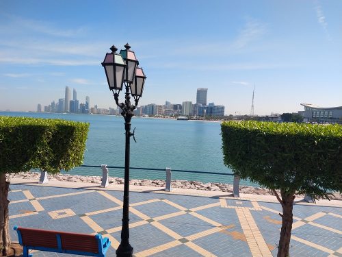 La promenade di Abu Dabhi che chiamano Corniche