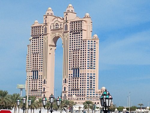 L'Hotel Rixos, un'altra icona di Abu Dhabi, un resort di lusso con 400 tra suites e camere, le popolari partono da 300-400 euro