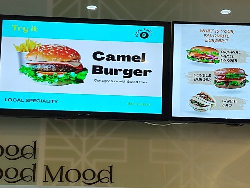 E qui si può mangiare anche un buon amburger di cammello in varie versioni